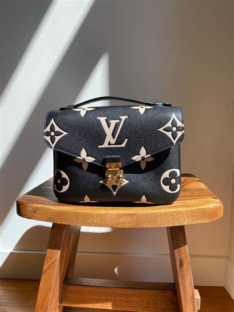 lv metis black and white|Pochette Métis Bag .